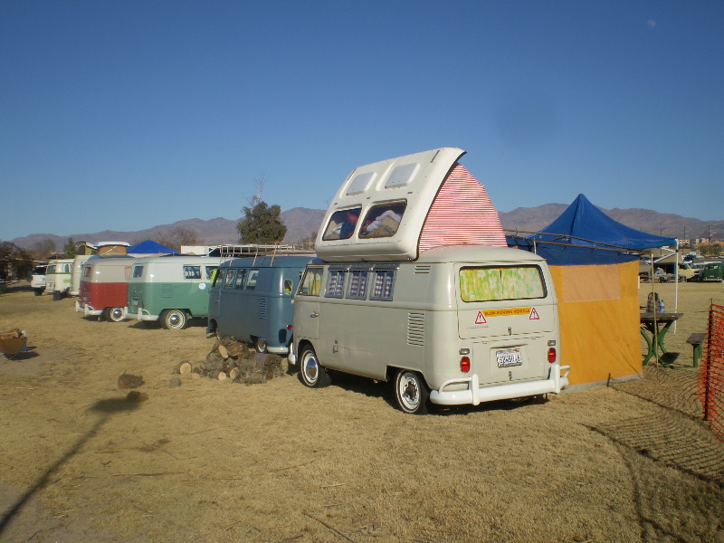 BusesByTheBridge2008037.jpg