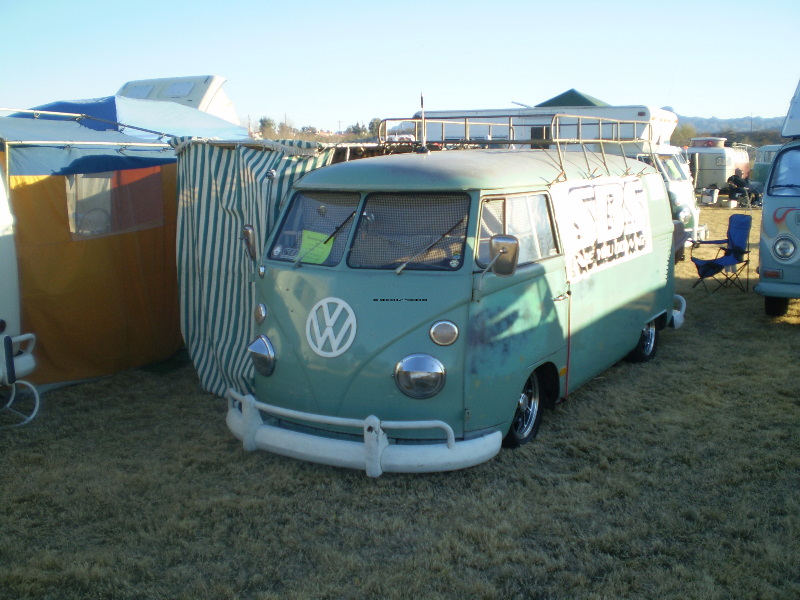BusesByTheBridge2008093.jpg