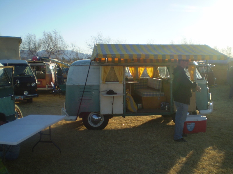 BusesByTheBridge2008096.jpg