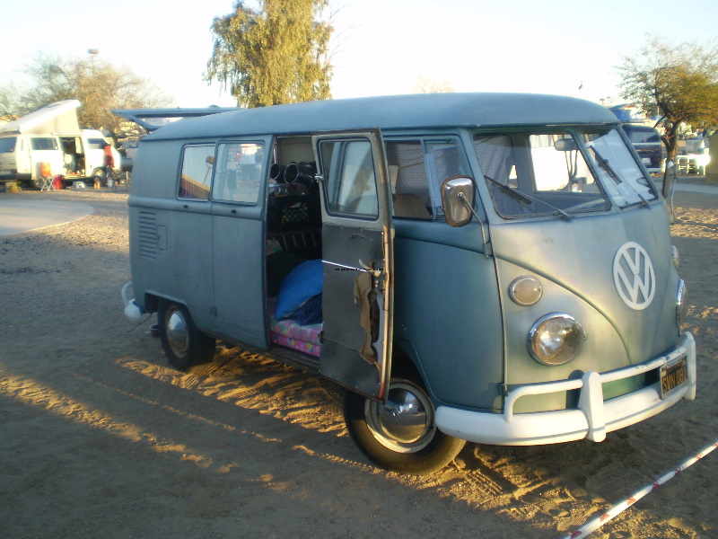BusesByTheBridge2008117.jpg