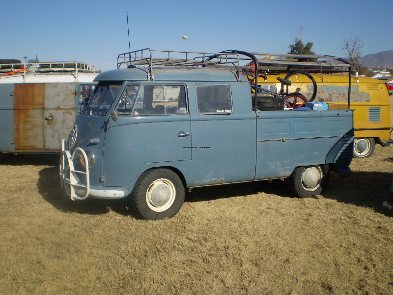 BusesByTheBridge2008176.jpg