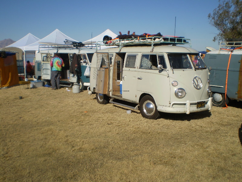 BusesByTheBridge2008177.jpg