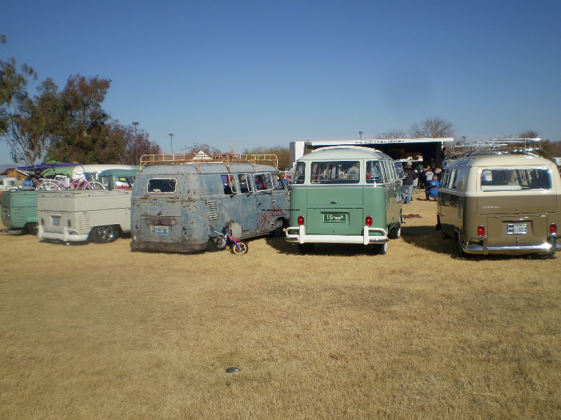 BusesByTheBridge2008180.jpg