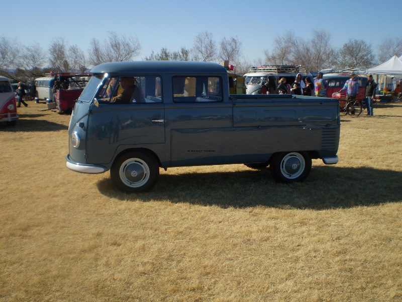 BusesByTheBridge2008182.jpg